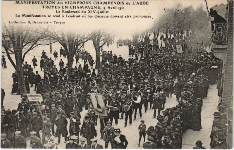 Carte postale ancienne Troyes Manif des Vignerons 1911 à Troyes