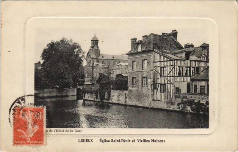 Carte postale ancienne Lisieux Eglise Saint Desir et vieilles Maisons à Lisieux