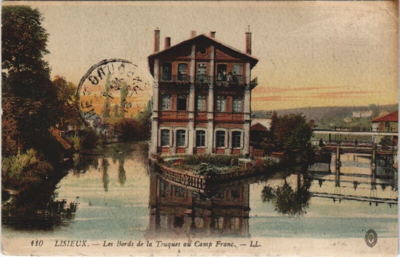 Carte postale ancienne Lisieux Les Bords de la Touques au Camp Franc à Lisieux