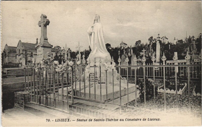 Carte postale ancienne Lisieux Statue de Sainte-Therese au Cimetiere à Lisieux