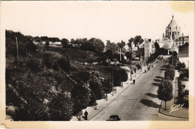 Carte postale ancienne Lisieux Avenue de la Basilique à Lisieux