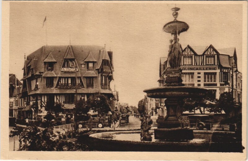 Carte postale ancienne Deauville Place et Hotel Morny à Deauville