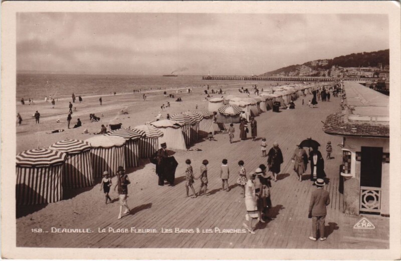 Carte postale ancienne Deauville Les Bains et les Planches à Deauville