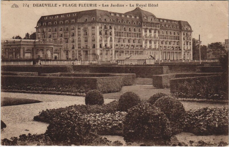 Carte postale ancienne Deauville Royal Hotel et les Jardins à Deauville