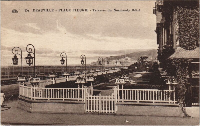 Carte postale ancienne Deauville Terrasse du Normandy Hotel à Deauville