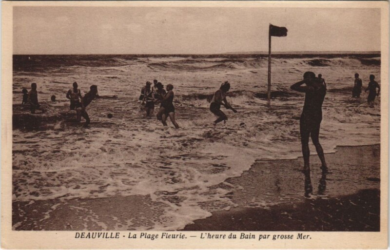 Carte postale ancienne Deauville Heure du Bain par grosse Mer à Deauville