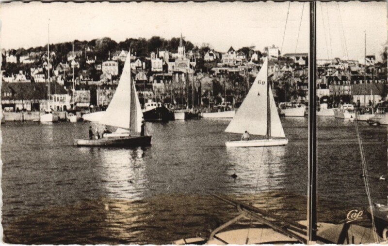 Carte postale ancienne Deauville Le Bassin des Yachts à Deauville