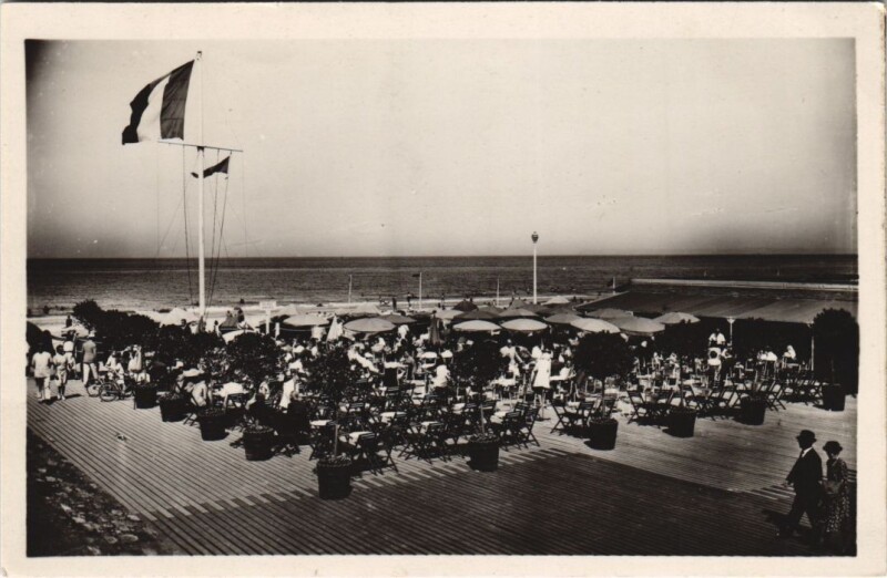 Carte postale ancienne Deauville Le Bar du Soleil et la Plage à Deauville