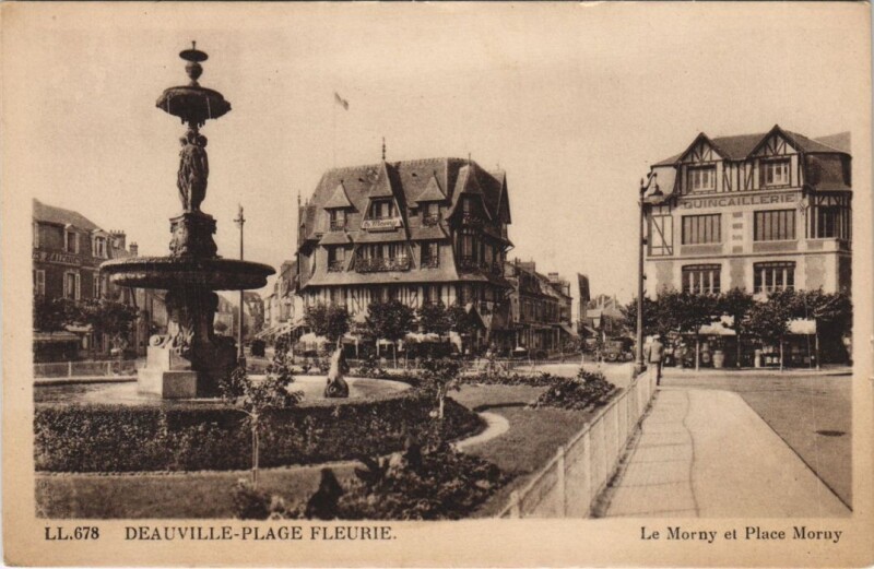 Carte postale ancienne Deauville Le Morny et Place Morny à Deauville