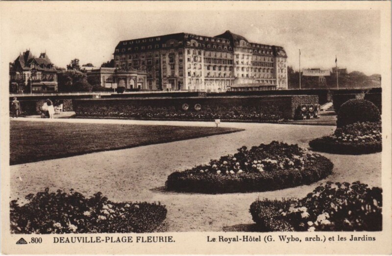 Carte postale ancienne Deauville Royal Hotel et les Jardins à Deauville