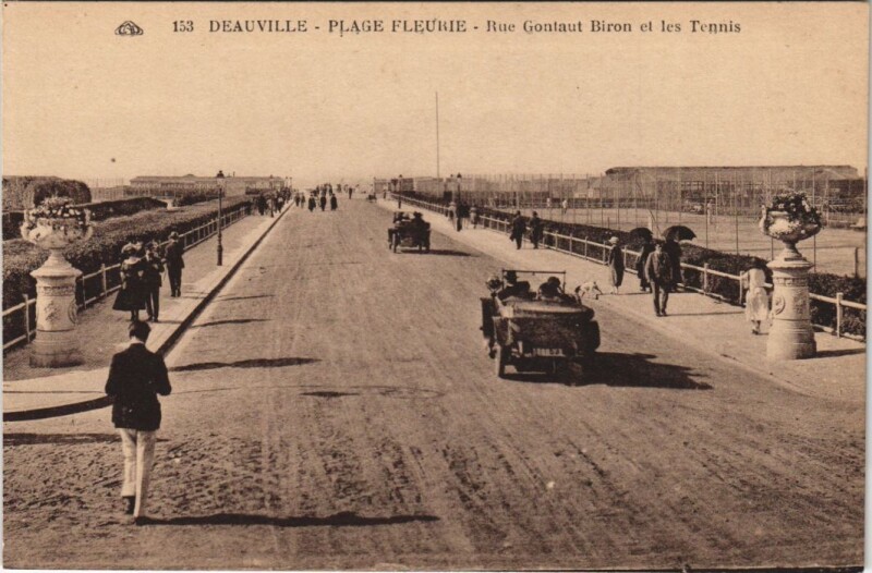 Carte postale ancienne Deauville Rue Gontaut Biron et les Tennis à Deauville