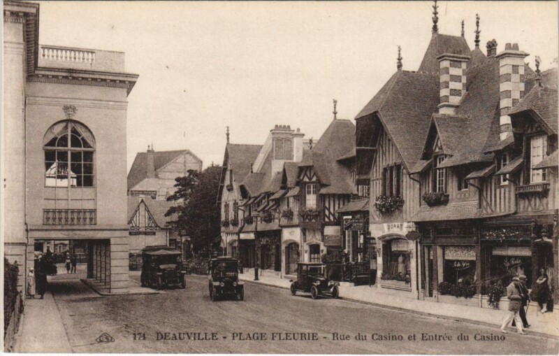 Carte postale ancienne Deauville Rue du Casino et Entree du Casino à Deauville