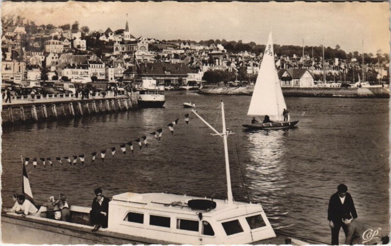 Carte postale ancienne Deauville Entree du Port à Deauville
