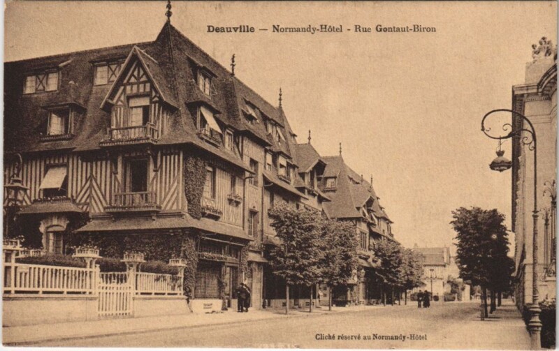 Carte postale ancienne Deauville Normandy Hotel , Rue Gontaut Biron à Deauville
