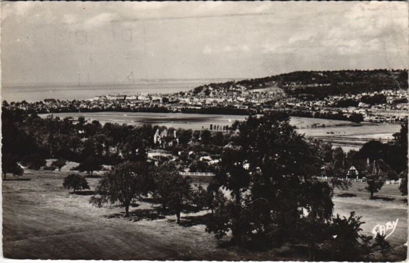 Carte postale ancienne Deauville Champ de Courses et vue generale à Deauville