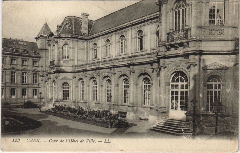 Carte postale ancienne Caen Cour de l'Hotel de Ville