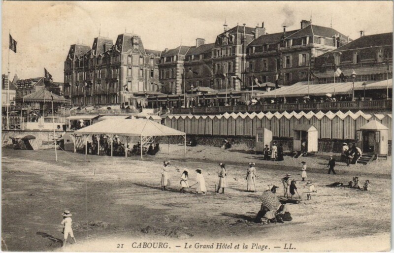 Carte postale ancienne Cabourg Le Grand Hotel et la Plage à Cabourg