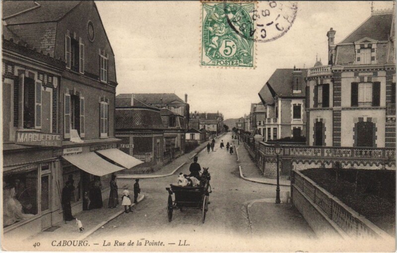 Carte postale ancienne Cabourg Rue de la Pointe à Cabourg