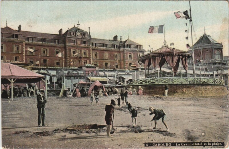 Carte postale ancienne Cabourg Grand Hotel et la Plage à Cabourg