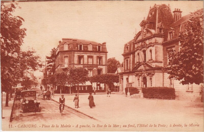 Carte postale ancienne Cabourg Place de la Mairie à Cabourg