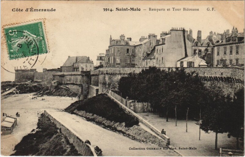 Carte postale ancienne Saint Malo Remparts et Tour Bidouane à Saint-Malo