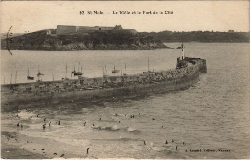 Carte postale ancienne Saint Malo Le Mole et Fort de la Cite à Saint-Malo