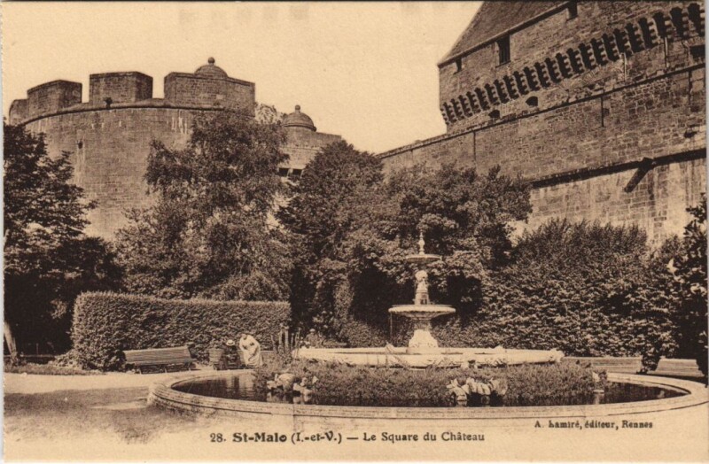 Carte postale ancienne Saint Malo Square du Chateau à Saint-Malo
