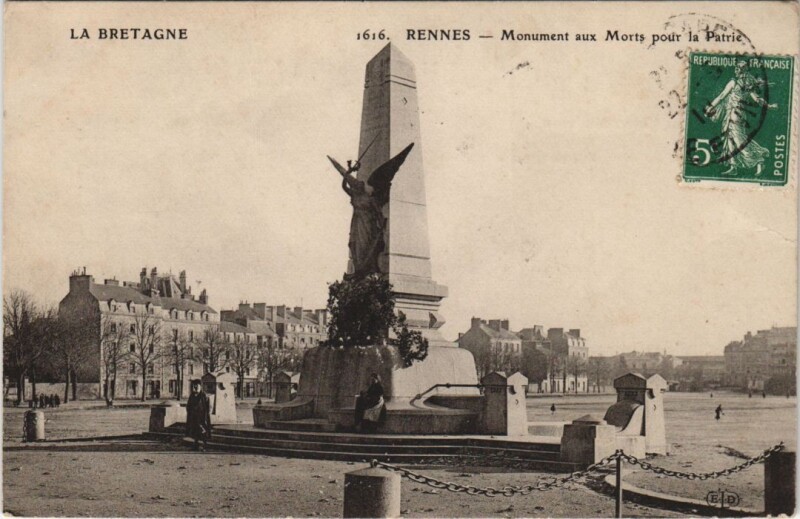 Carte postale ancienne Rennes Monument aux Morts pour la Patrie à Rennes