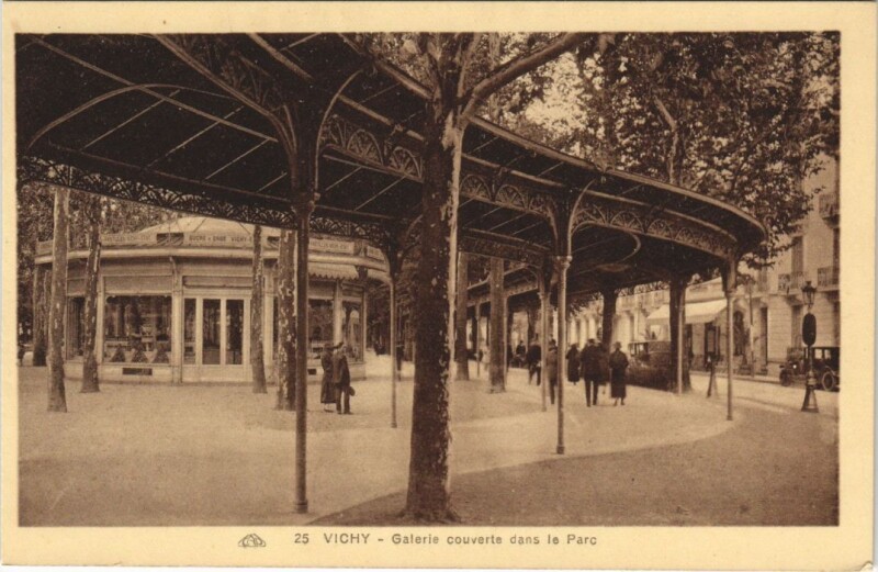 Carte postale ancienne Vichy Galerie couverte dans le Parc France à Vichy