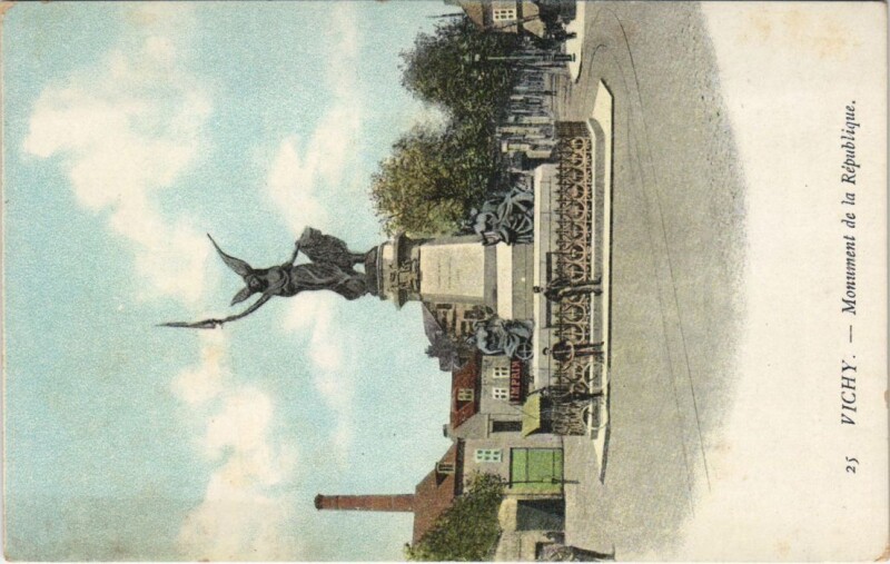 Carte postale ancienne Vichy Monument de la Republique France à Vichy