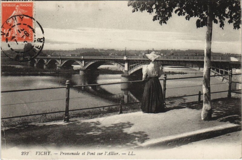 Carte postale ancienne Vichy Promenade et Pont sur l'Allier France à Vichy