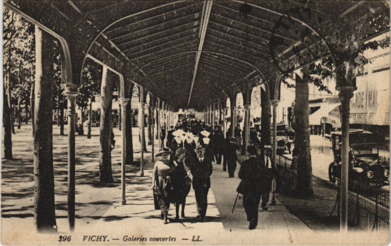 Carte postale ancienne Vichy Galeries couvertes France à Vichy