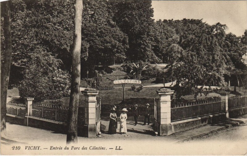 Carte postale ancienne Vichy Entree du Parc des Celestins France à Vichy