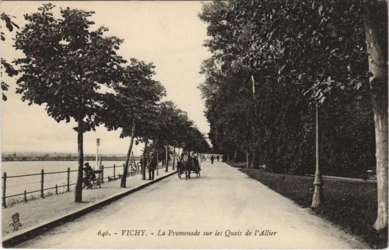 Carte postale ancienne Vichy La Promenade s les Quais France à Vichy