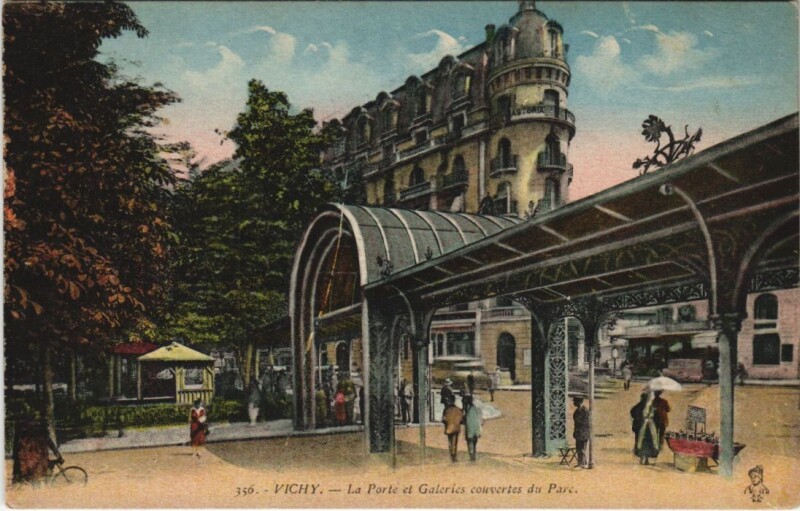 Carte postale ancienne Vichy La Porte et Galeries couvertes du Parc France à Vichy