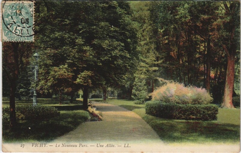 Carte postale ancienne Vichy Une Allee, Le Nouveau Parc France à Vichy