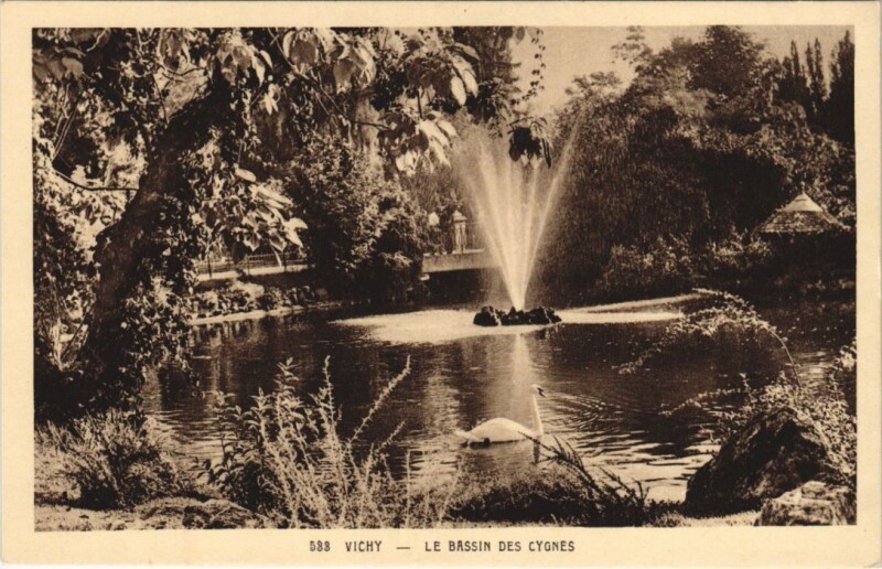 Carte postale ancienne Vichy Le Bassin des Cygnes France à Vichy