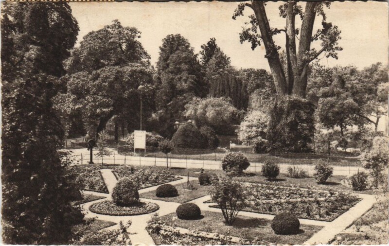 Carte postale ancienne Vichy Le Parc des Cygnes et le Jardin France à Vichy