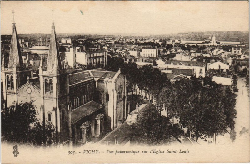 Carte postale ancienne Vichy Vue panoramique s l'Eglise St.Louis France à Vichy