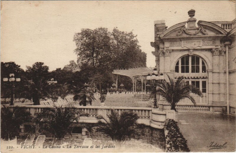 Carte postale ancienne Vichy La Terrasse et les Jardins, Le Casino France à Vichy