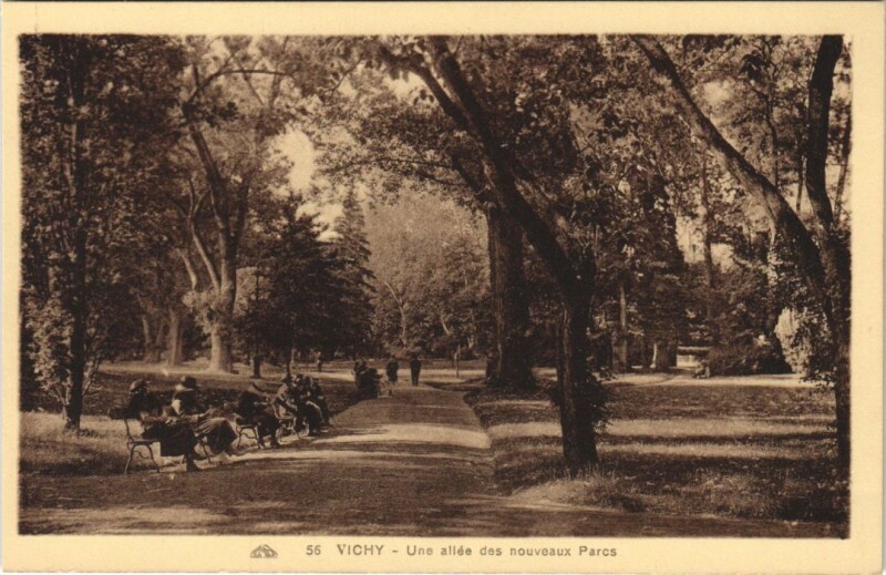Carte postale ancienne Vichy Une allee des nouveaux Parcs France à Vichy