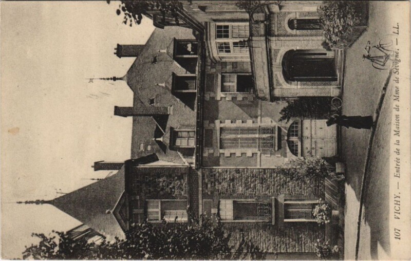 Carte postale ancienne Vichy Entree de la Maison de Mme de Sevigne France à Vichy