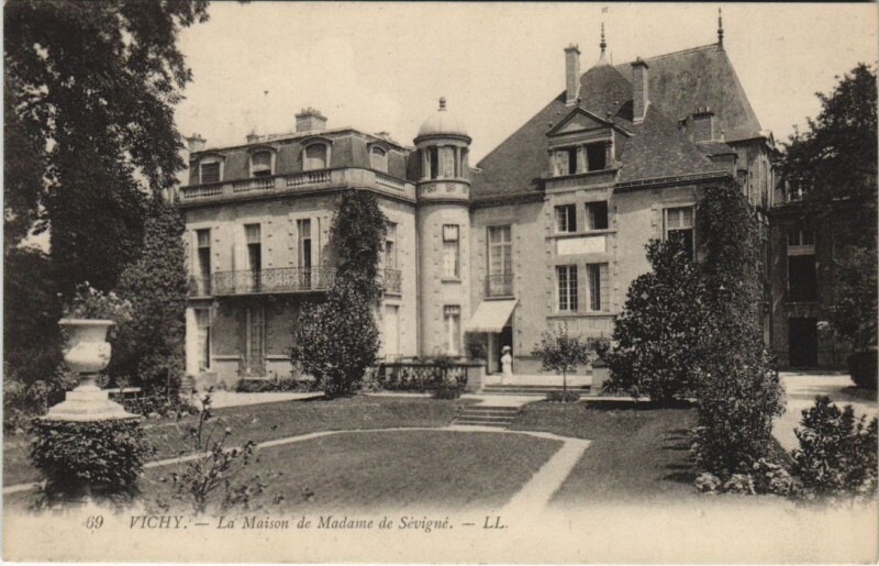 Carte postale ancienne Vichy La Maison de Madame de Sevigne France à Vichy