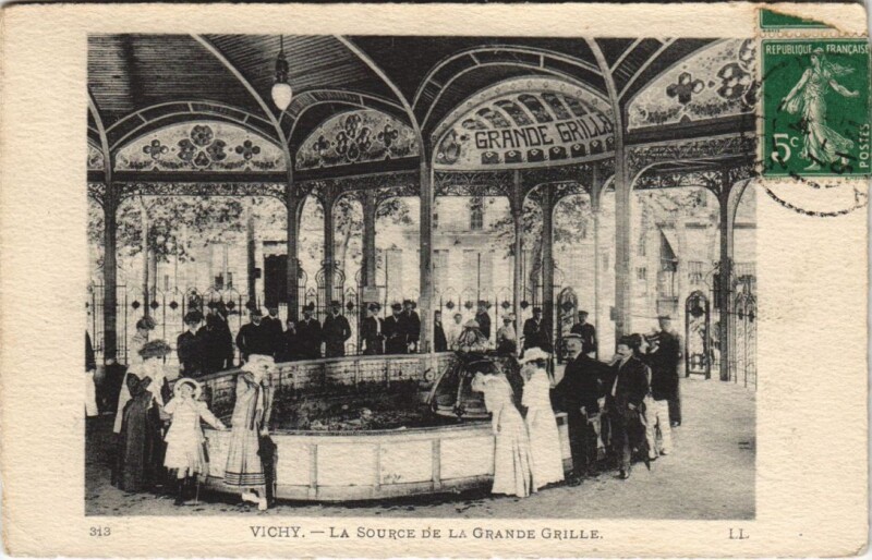 Carte postale ancienne Vichy La Source de la Grande Grille France à Vichy
