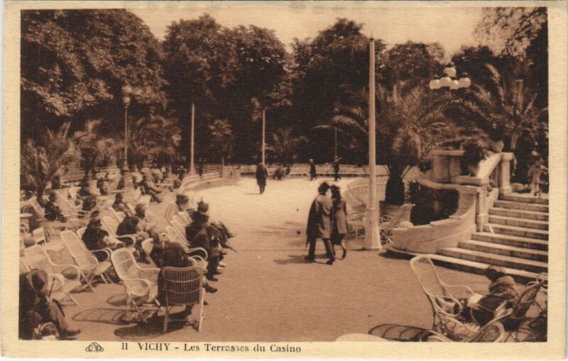 Carte postale ancienne Vichy Les Terrasses du Casino France à Vichy
