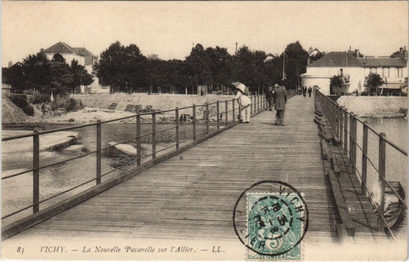 Carte postale ancienne Vichy La Nouvelle Passerelle s l'Allier France à Vichy