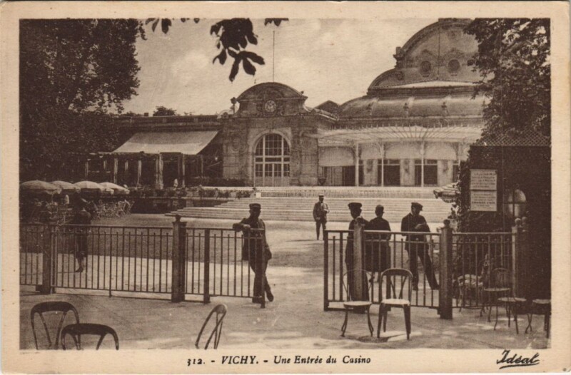 Carte postale ancienne Vichy Une Entree du Casino France à Vichy