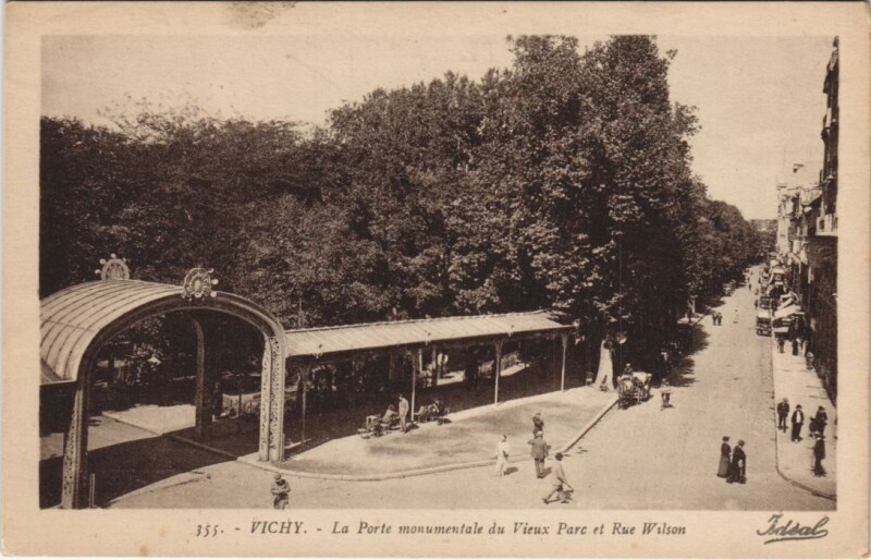 Carte postale ancienne Vichy La Porte monumentale du Vieux Parc France à Vichy