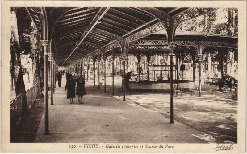 Carte postale ancienne Vichy Galeries couvertes et Source du Parc France à Vichy