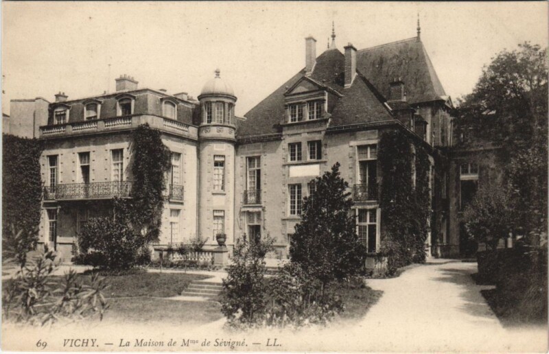 Carte postale ancienne Vichy La Maison de Mme de Sevigne France à Vichy